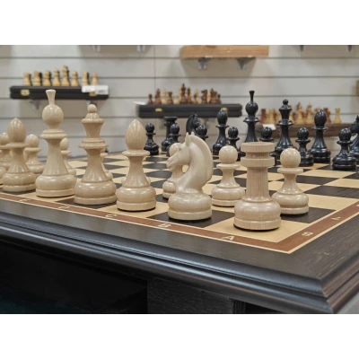 Шахматный стол подарочный из мореного дуба с фигурами из граба