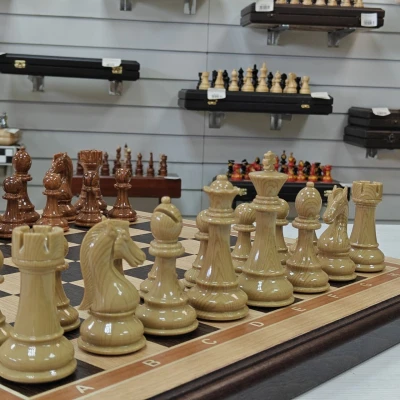 Шахматы подарочные из дуба большие с фигурами Стаунтон из композита