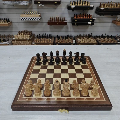 Шахматы подарочные ручной работы Махагон с фигурами из карельской березы