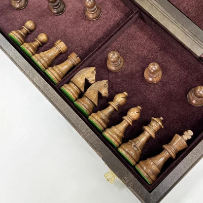 Шахматы подарочные орех с фигурами Стаунтон Чемпион из самшита и палисандра средние