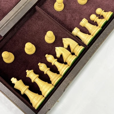 Шахматы подарочные орех с фигурами Стаунтон Чемпион из самшита и палисандра средние