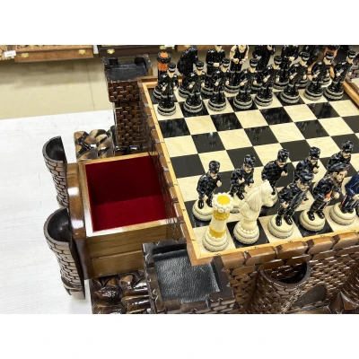 Шахматный ларец замок с фигурами Полицейские и Заключенные из хлеба