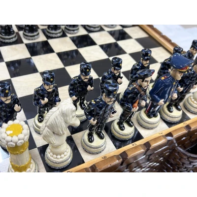 Шахматный ларец замок с фигурами Полицейские и Заключенные из хлеба