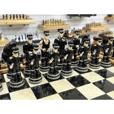 Шахматный ларец замок с фигурами Полицейские и Заключенные из хлеба