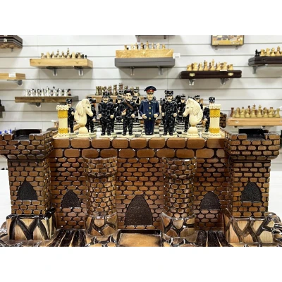 Шахматный ларец замок с фигурами Полицейские и Заключенные из хлеба