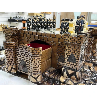 Шахматный ларец замок с фигурами Полицейские и Заключенные из хлеба