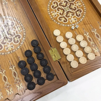 Нарды подарочные из массива ясеня Рыцарь и Лев темные 60см