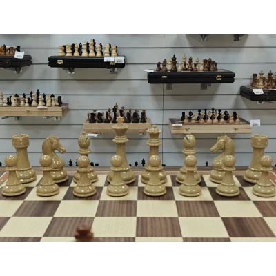 Шахматный стол подарочный из американского ореха с фигурами из композита