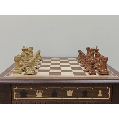 Шахматный стол из красного дерева подарочный с композитными фигурами