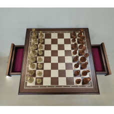 Шахматный стол из красного дерева подарочный с композитными фигурами