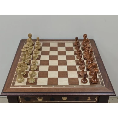 Шахматный стол из красного дерева подарочный с композитными фигурами