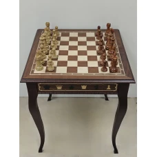 Шахматный стол из красного дерева подарочный с композитными фигурами