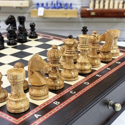 Шахматы в ларце с выдвижными ящиками из дерева венге и карельской березы Стаунтон люкс