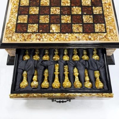 Шахматы из янтаря и бука в ларце с выдвижными ящиками 47 см