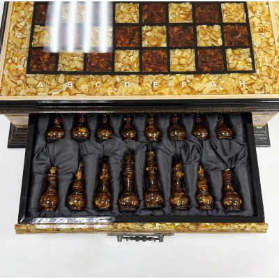 Шахматы из янтаря и бука в ларце с выдвижными ящиками 47 см