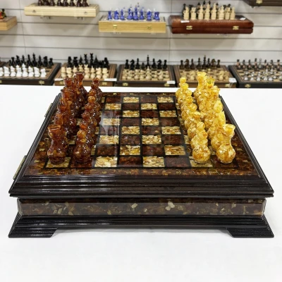 Шахматы из янтаря в ларце большие 47 см