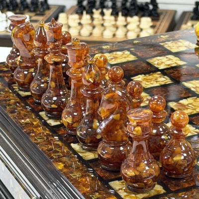 Шахматы из янтаря в ларце большие 47 см