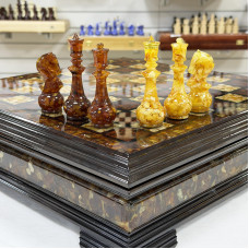 Шахматы из янтаря в ларце большие 47 см
