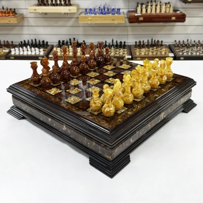 Шахматы из янтаря в ларце большие 47 см