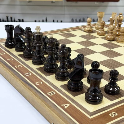 Шахматы подарочные орех с фигурами из карельской березы Стаунтон люкс большие