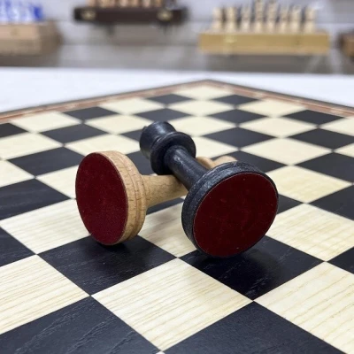 Шахматы из мореного дуба с фигурами из бука