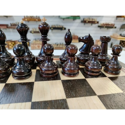 Эксклюзивные шахматы из карельской березы в ларце из черного дерева 45х45 см