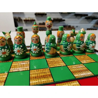 Шахматы сувенирные Матрешки красно-зеленые