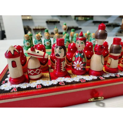 Шахматы сувенирные Матрешки красно-зеленые