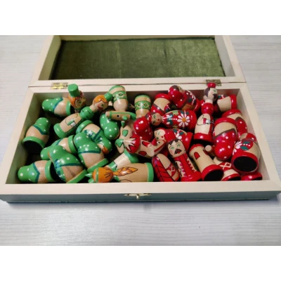 Шахматы сувенирные Матрешки красно-зеленые