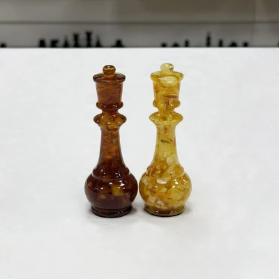 Шахматные фигуры из янтаря
