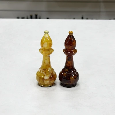 Шахматные фигуры из янтаря