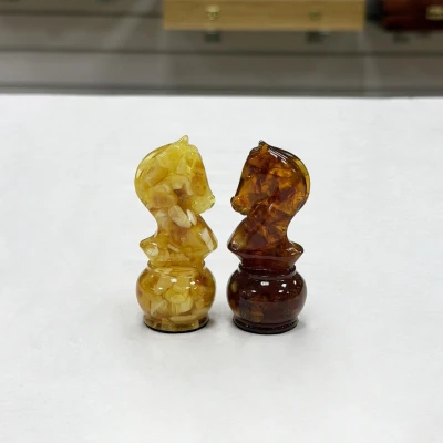 Шахматные фигуры из янтаря