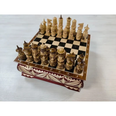 Шахматы резные ручной работы Богатыри в ларце 25 на 25 см