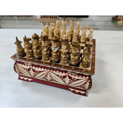 Шахматы резные ручной работы Богатыри в ларце 25 на 25 см
