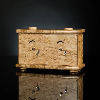 Шахматные часы из карельской березы